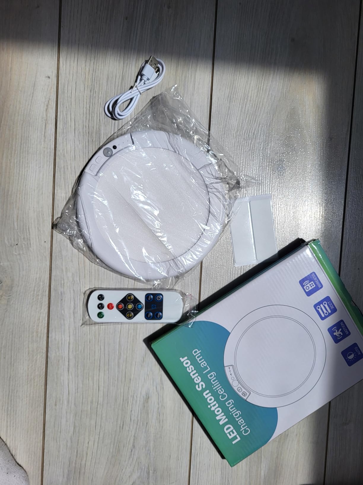 Applique, télécommande et câble à la réception