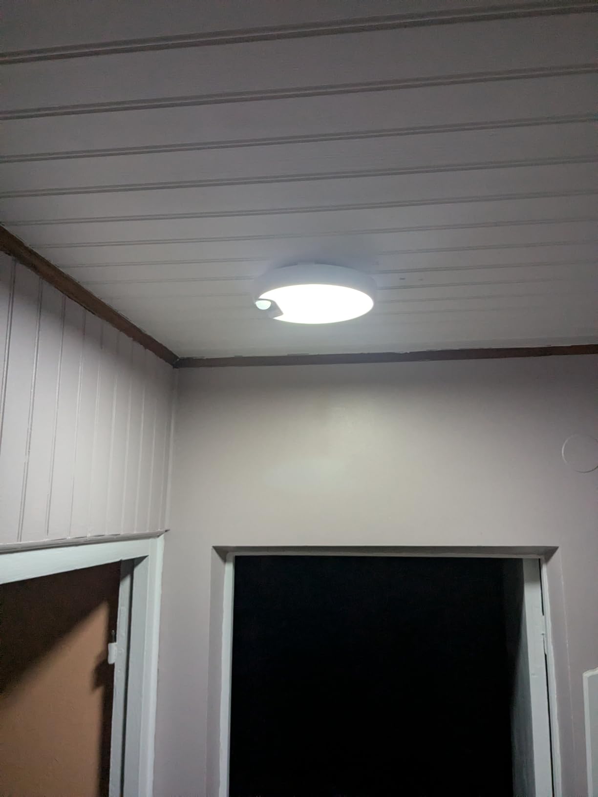 Applique installée dans un couloir