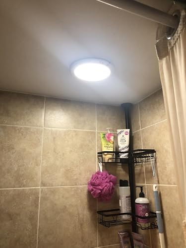 Applique installée dans une salle de bain